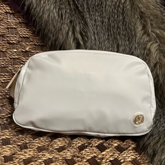 lululemon athletica Handbags - NWT Lululemon Light Grey 1L Everywhere Belt Bag